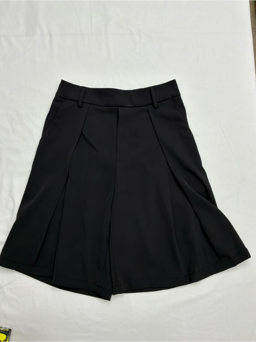 HALARA Black Pleated Wide-Flow Shorts